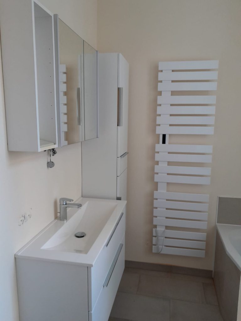 Modernes Badezimmer mit Spiegel
