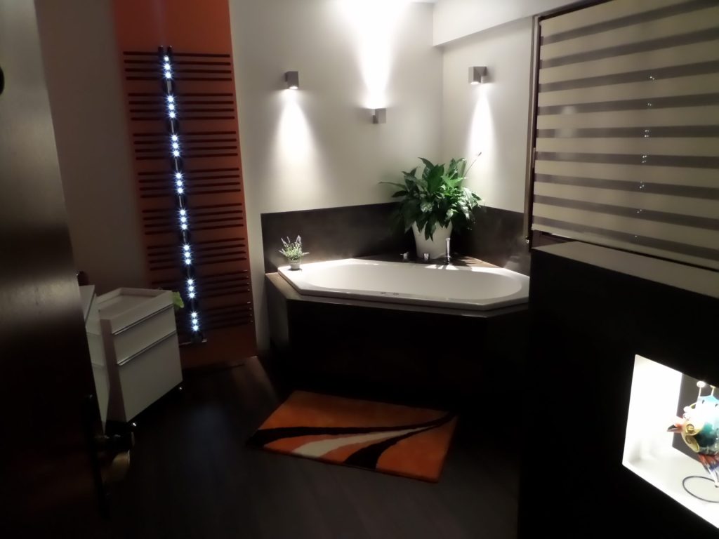 Modernes Badezimmer mit Badewanne