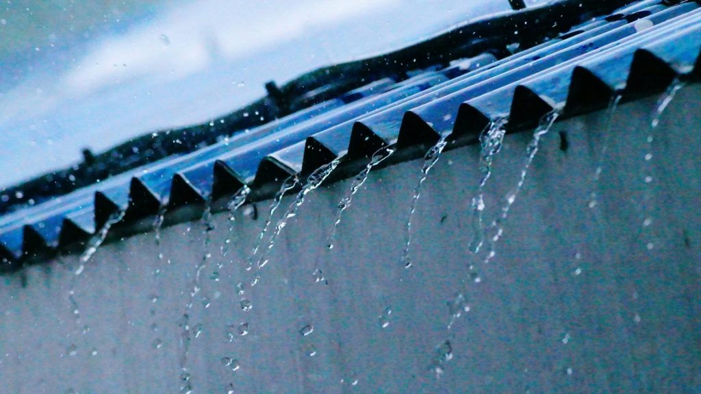 graue Dachplatten mit Wasser