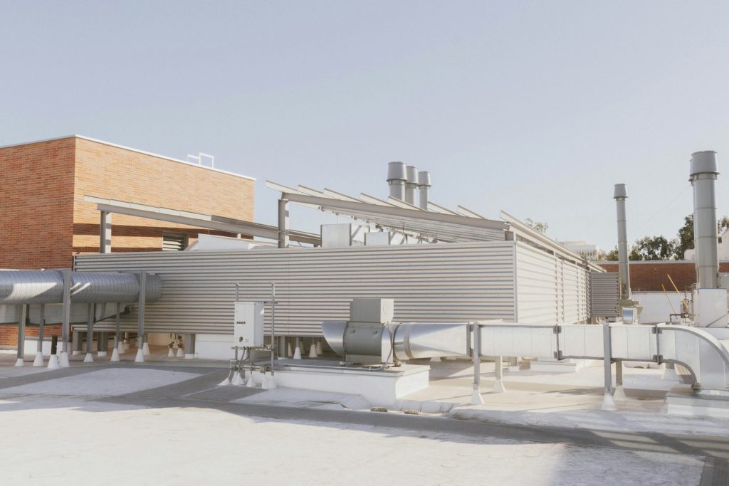 un bâtiment avec plein de tuyaux dessus