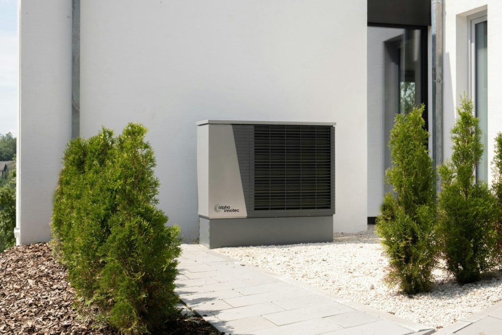 un climatiseur installé sur le côté d'un bâtiment